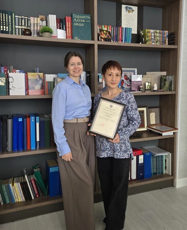 Министркультуры Алтайского края вручила награды пресс-секретарям ведущих учрежденийкультуры региона В Министркультуры Алтайского края вручила награды пресс-секретарям ведущих учрежденийкультуры региона В