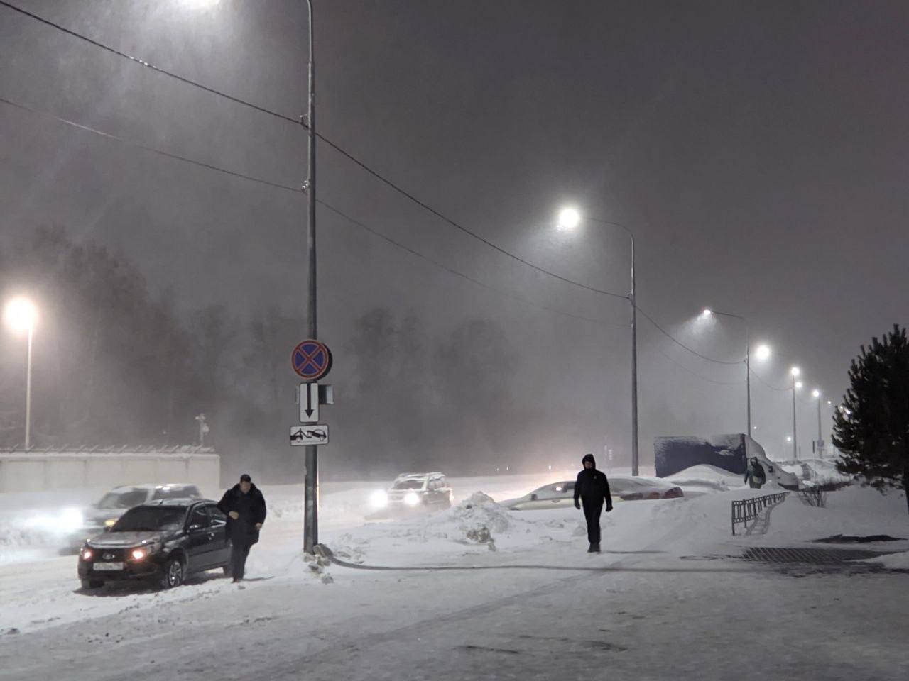 Барнаул заметает. Заснеженные улицы и дворы в объективе нашего фотографа Барнаул заметает. Заснеженные улицы и дворы в объективе нашего фотографа