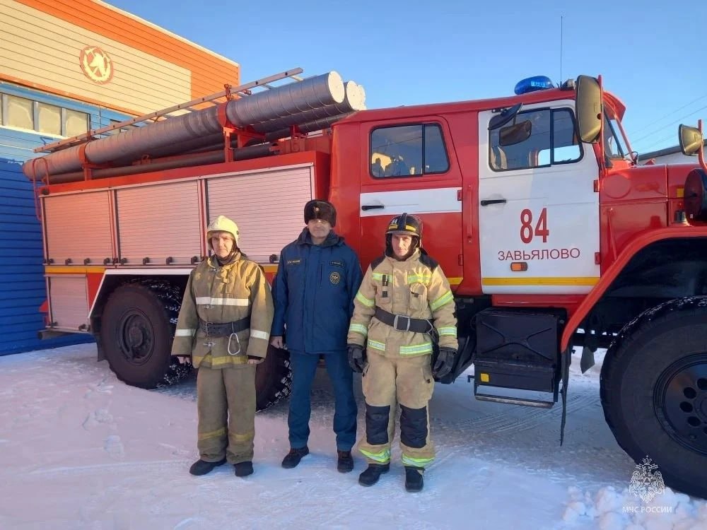 Пожарные МЧС вытащили машину из кювета в метель на Рождество
