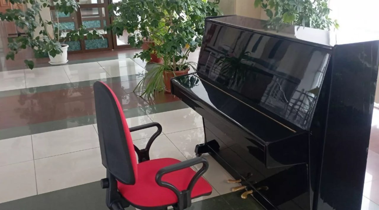 На железнодорожном вокзале Бийска в рамках проекта «Вокзал - территория культуры» установили пианино