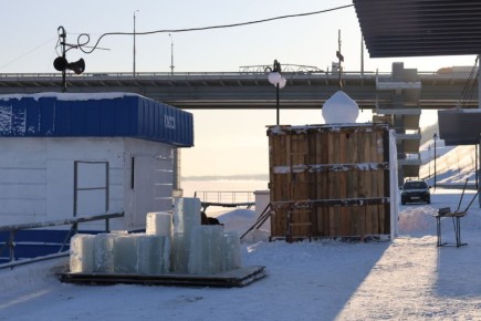 В Барнауле началось строительство крещенского городка в районе Нового моста