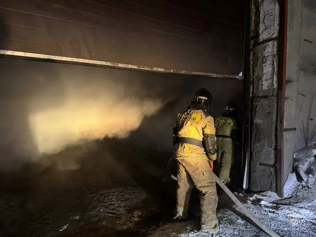 В Новоалтайске по улице Военстроя пожар в производственном цехе предприятия В Новоалтайске по улице Военстроя пожар в производственном цехе предприятия