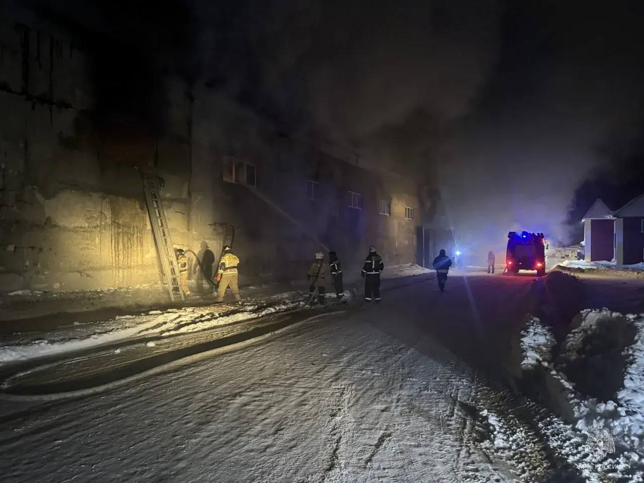 В Новоалтайске по улице Военстроя пожар в производственном цехе предприятия