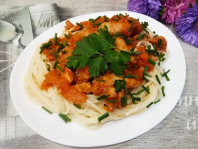 Вкусное сочетание: мясной соус с овощами и макароны