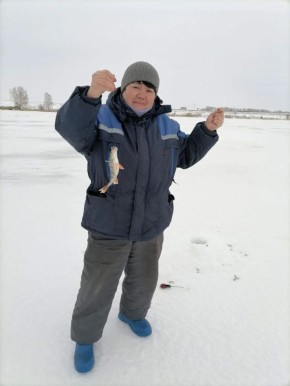 Бухгалтер на пенсии стала единственной женщиной, принявшей участие в соревнованиях по зимней рыбалке в Баевском районе