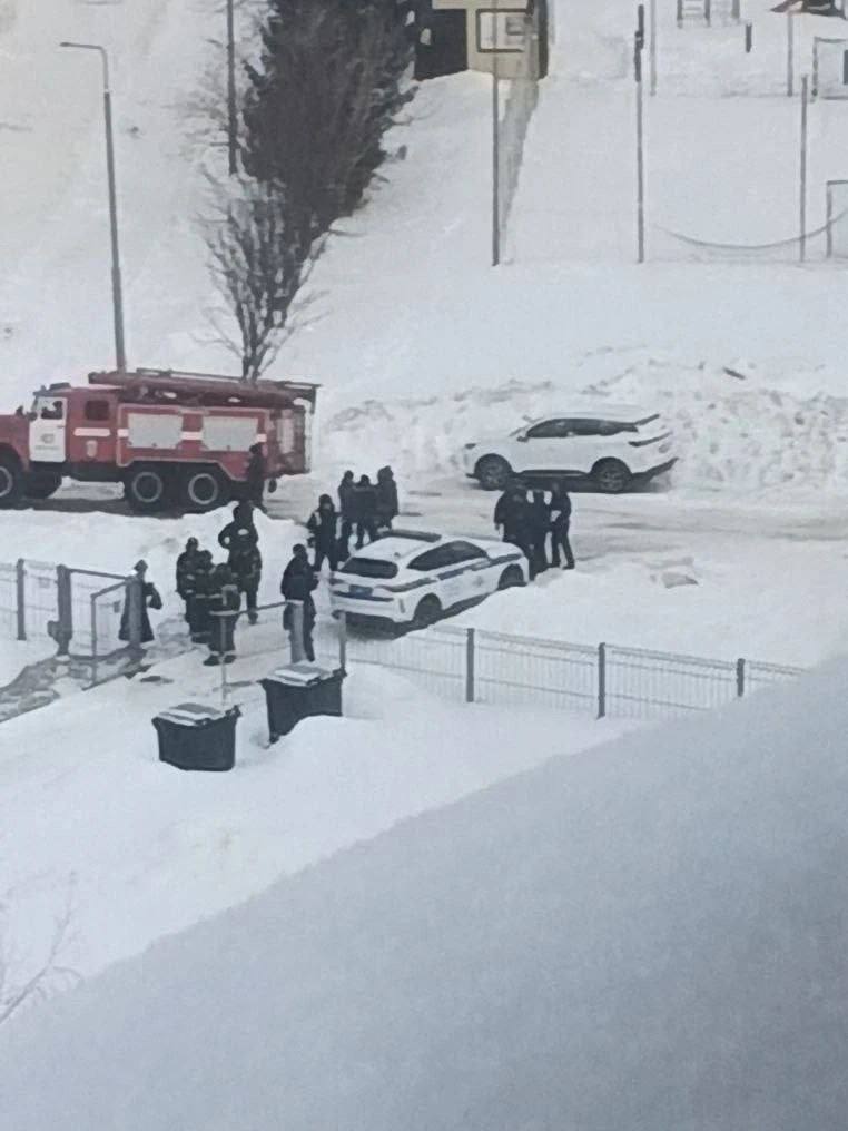 Подросток с ножом и пиротехникой напал на школу и ранил сотрудницу Подросток с ножом и пиротехникой напал на школу и ранил сотрудницу