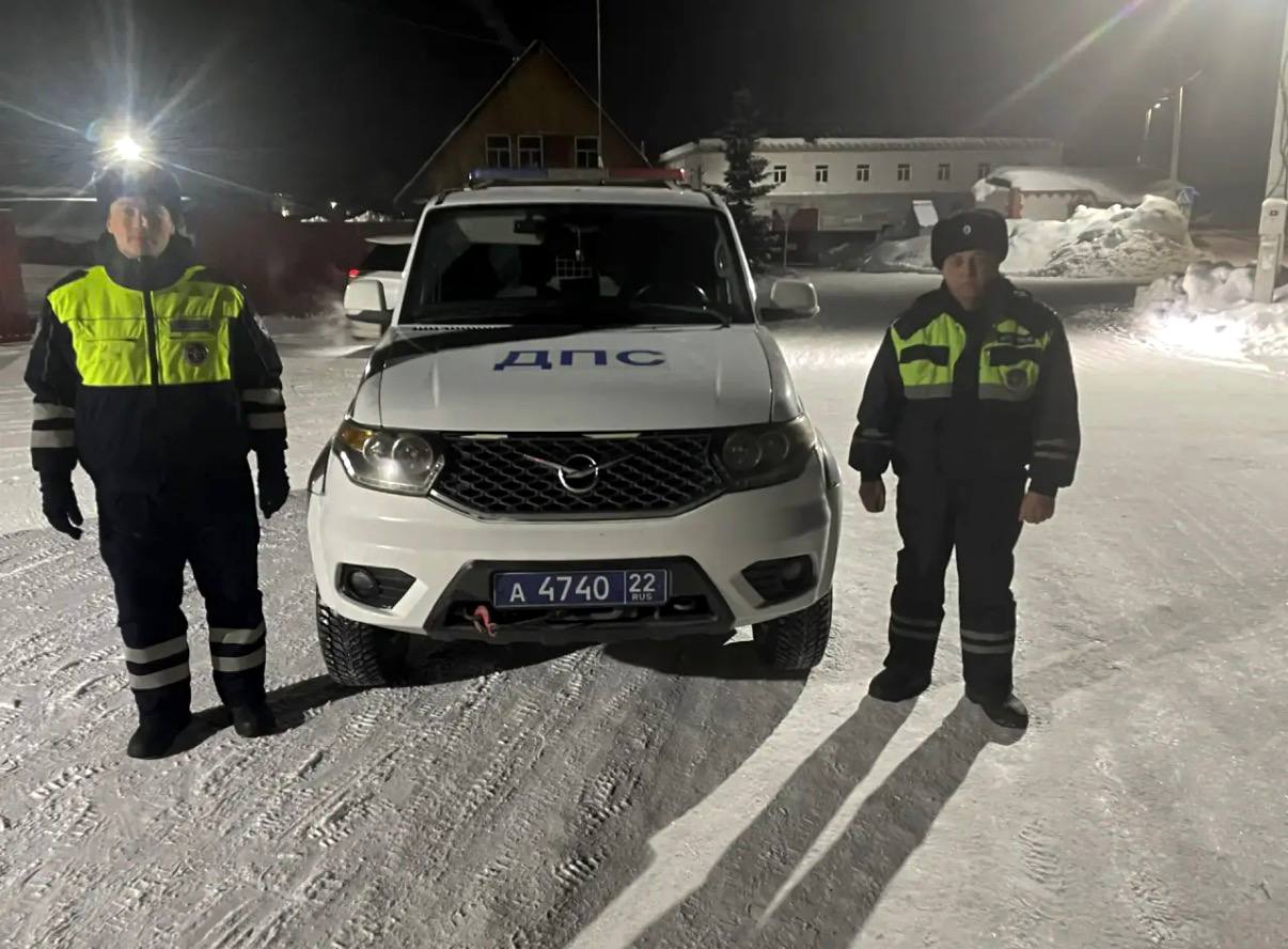 Сотрудники Госавтоинспекции приходят на помощь водителям, оказавшимся в трудной дорожной ситуации Сотрудники Госавтоинспекции приходят на помощь водителям, оказавшимся в трудной дорожной ситуации