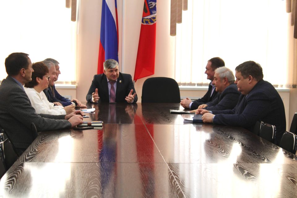 Провёл совещание с участием представителей АО «СГК-Алтай» во главе с генеральным директором Игорем Лузановым и руководителей управляющих организаций ООО УК «Надежда» и ООО УК «Парус»