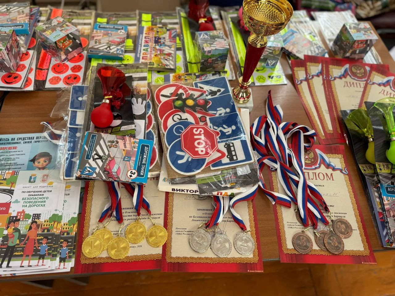 В Барнауле состоялась олимпиада по безопасности дорожного движения для школьников В Барнауле состоялась олимпиада по безопасности дорожного движения для школьников