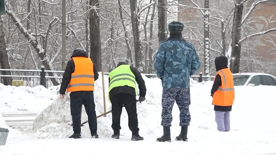 В Бийске продолжаются интенсивные работы по вывозу снега с городских улиц