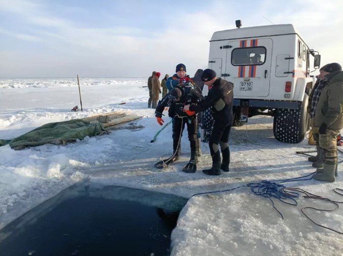 Мужчина за рулем легковушки провалился в трещину на Байкале и погиб