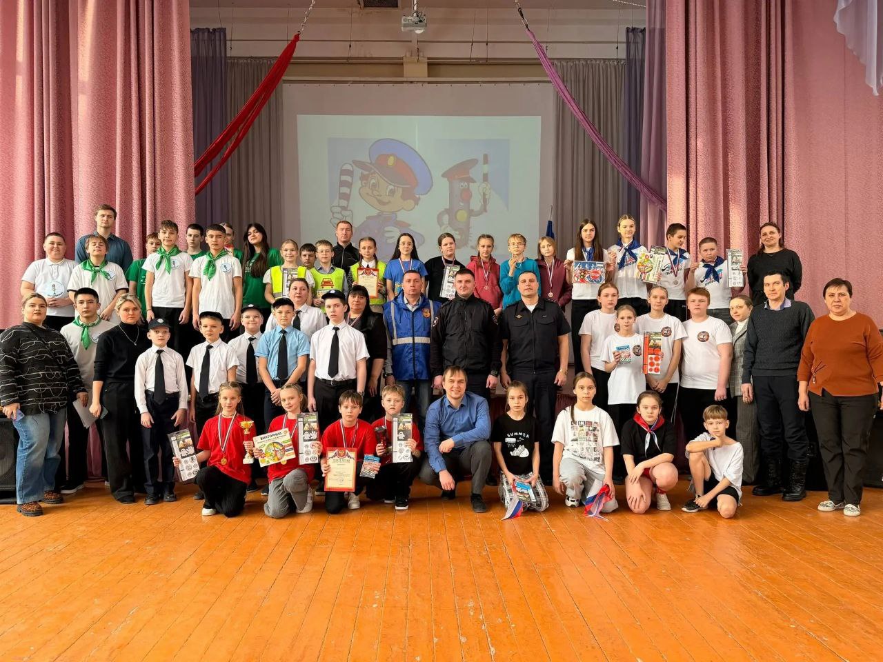 В Барнауле состоялась олимпиада по безопасности дорожного движения для школьников В Барнауле состоялась олимпиада по безопасности дорожного движения для школьников