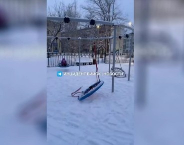 Ребёнок травмировался на сломанной пластмассовой горке в сквере ГДК в Бийске