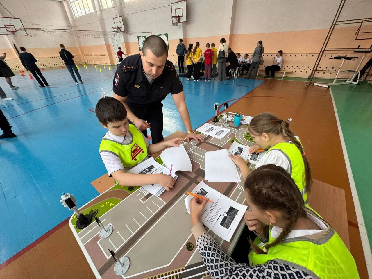 В Барнауле состоялась олимпиада по безопасности дорожного движения для школьников В Барнауле состоялась олимпиада по безопасности дорожного движения для школьников