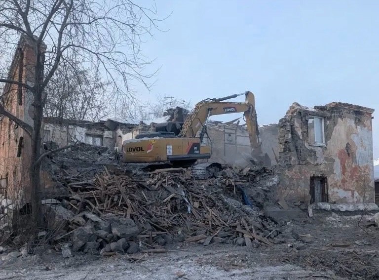 Аварийный дом сносят в Октябрьском районе Барнаула Аварийный дом сносят в Октябрьском районе Барнаула