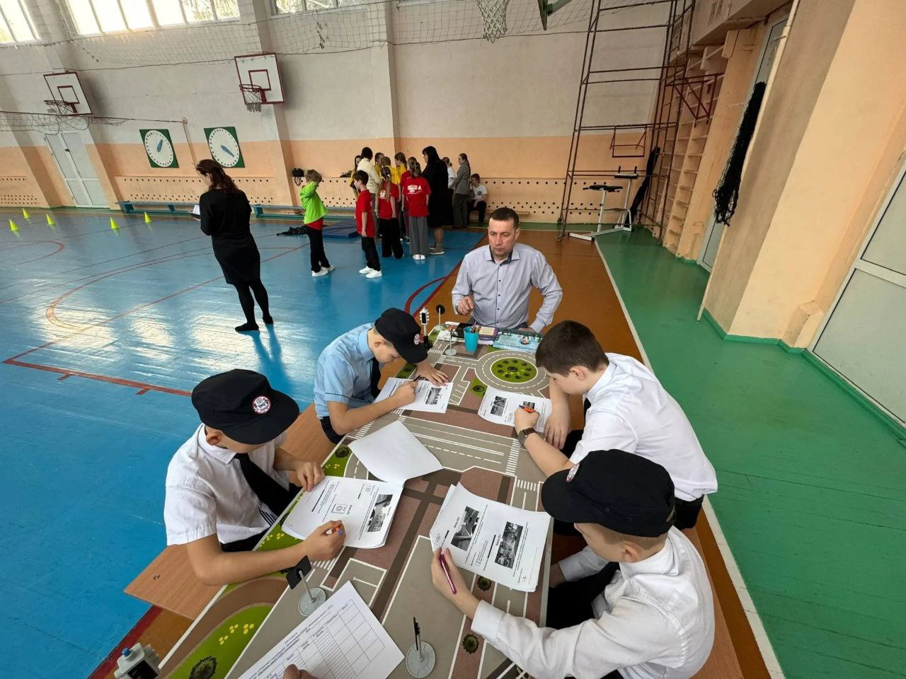 В Барнауле состоялась олимпиада по безопасности дорожного движения для школьников В Барнауле состоялась олимпиада по безопасности дорожного движения для школьников