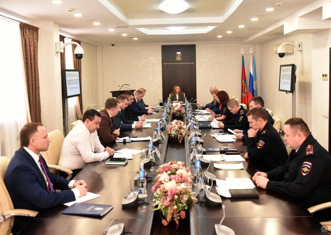 В администрации Барнаула обсудили вопросы профилактики экстремизма и адаптации мигрантов