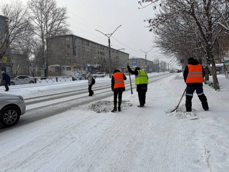 Коммунальные службы продолжают плановые работы по содержанию улиц Бийска в круглосуточном режиме