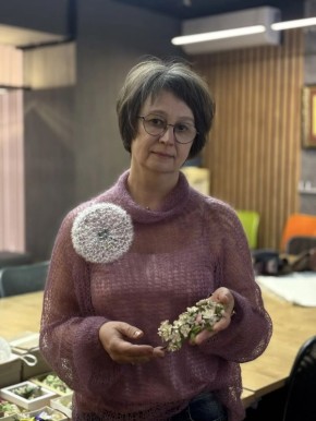 Цветы из кожи, ковры с «русским вайбом» и витражи: как алтайские мастерицы покоряют рынки