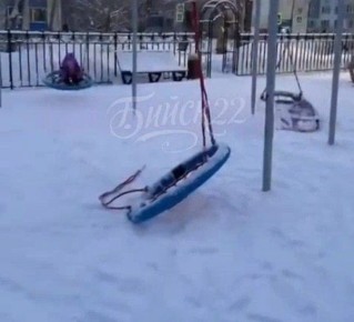 Состояние детской площадки в Бийске проверят следователи