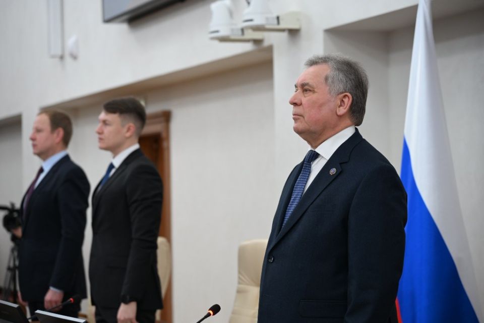 Смотрите больше фотографий с 48-й сессии на сайте краевого парламента