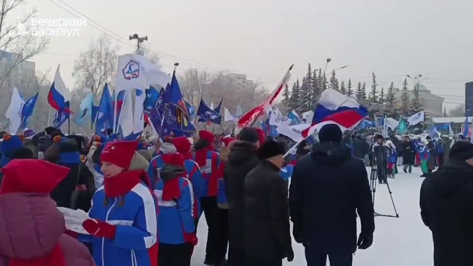 Сегодня в Барнауле состоялось торжественное открытие патриотической акции «Снежный десант РСО», которую в нашем регионе посвятили Году единства народов России