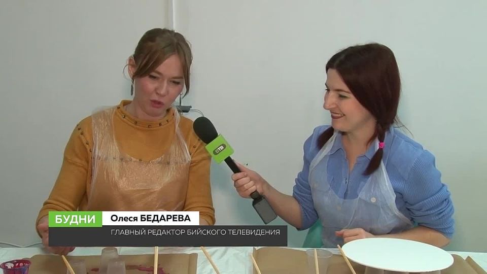 Мастер-класс в технике флюид-арт для бийских журналистов провела художник-педагог Надежда Зелинская