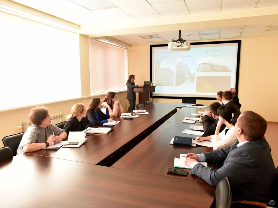 В Барнауле продолжается очистка кровель и территорий многоквартирных домов от снега и наледи