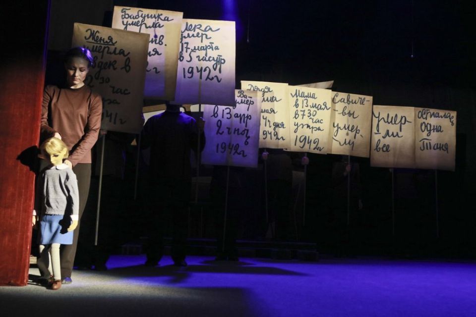 Более 1 тысячи зрителей посмотрели спектакль Алтайского театра кукол «Дневник ленинградской школьницы»