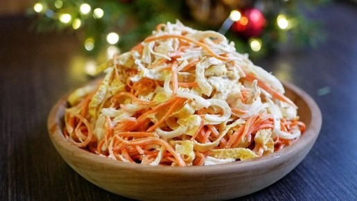 Лёгкий салат с кальмарами и яичными блинчиками: простой и эффектный рецепт