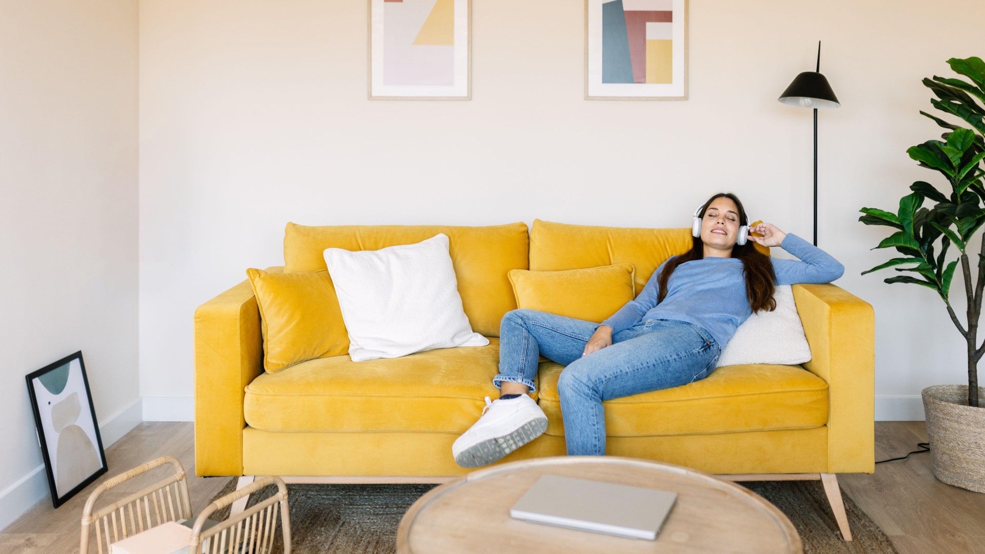 Сэкономите на химчистке уйму денег: вот как удаляют пыль с дивана профессионалы