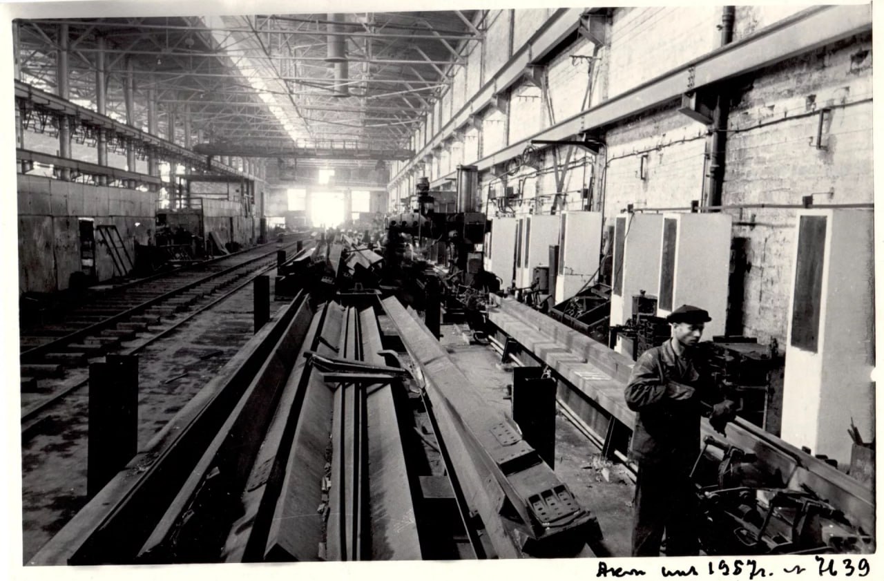 Алтайский вагоностроительный завод в разное время отправлял на фронт боеприпасы, обставлял квартиры и помогал связывать целые континенты Алтайский вагоностроительный завод в разное время отправлял на фронт боеприпасы, обставлял квартиры и помогал связывать целые континенты