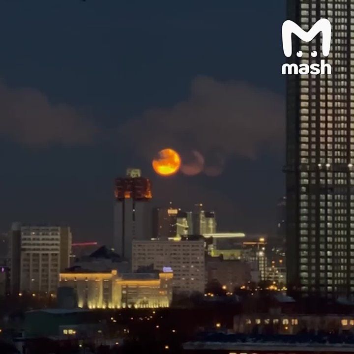 Над Москвой запечатлели редкое явление — три Луны