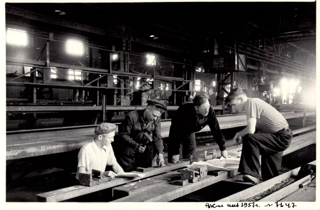 Алтайский вагоностроительный завод в разное время отправлял на фронт боеприпасы, обставлял квартиры и помогал связывать целые континенты Алтайский вагоностроительный завод в разное время отправлял на фронт боеприпасы, обставлял квартиры и помогал связывать целые континенты