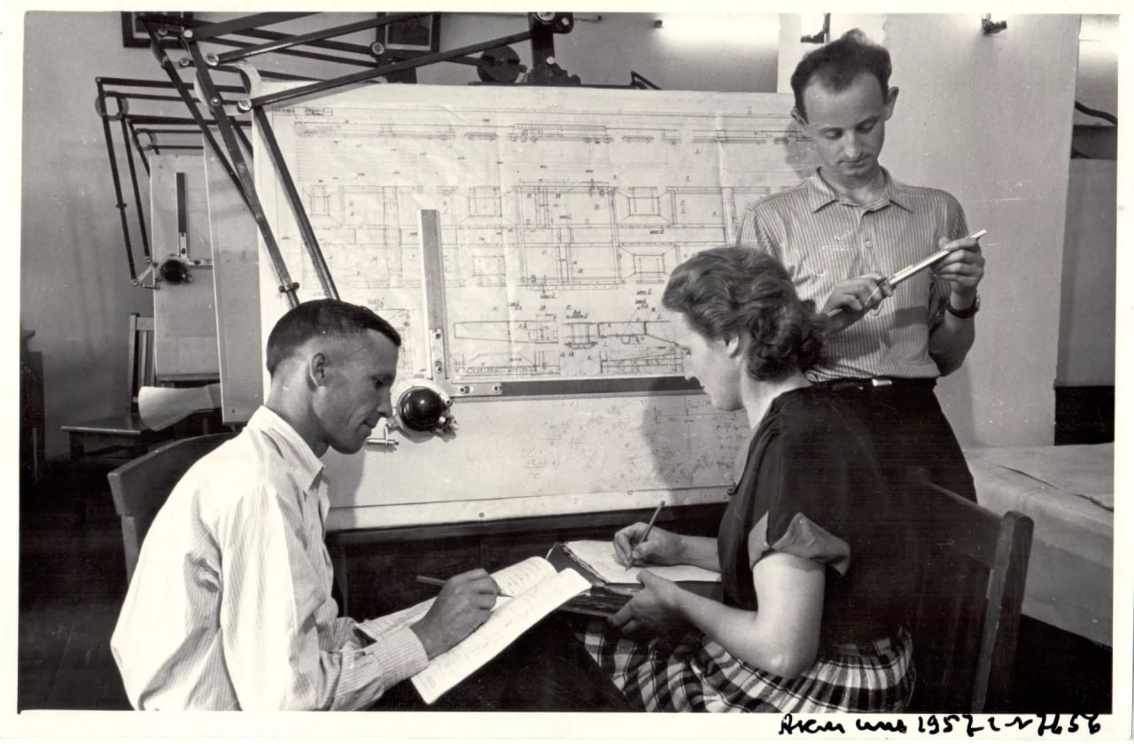 Алтайский вагоностроительный завод в разное время отправлял на фронт боеприпасы, обставлял квартиры и помогал связывать целые континенты Алтайский вагоностроительный завод в разное время отправлял на фронт боеприпасы, обставлял квартиры и помогал связывать целые континенты