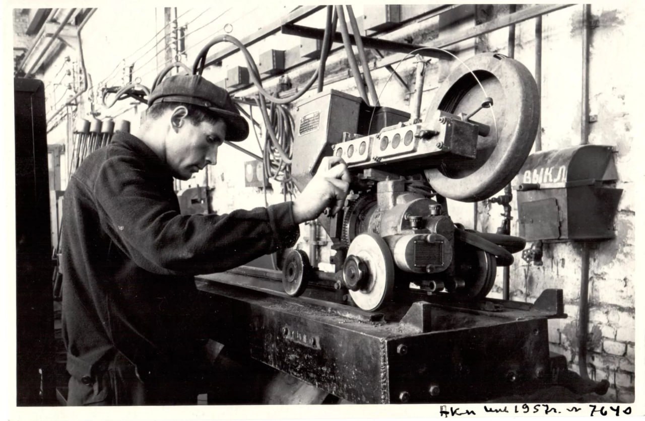 Алтайский вагоностроительный завод в разное время отправлял на фронт боеприпасы, обставлял квартиры и помогал связывать целые континенты Алтайский вагоностроительный завод в разное время отправлял на фронт боеприпасы, обставлял квартиры и помогал связывать целые континенты