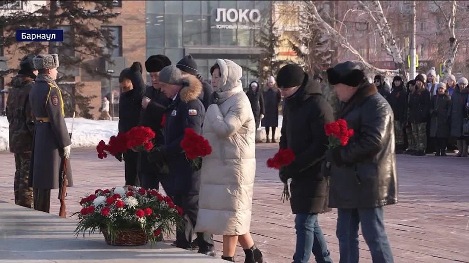 В Барнауле почтили память героев Сталинградской битвы