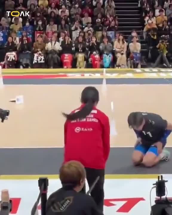 Японский волейболист Юдзи Нисида очень оригинально извинился за неудачную подачу в ходе игры