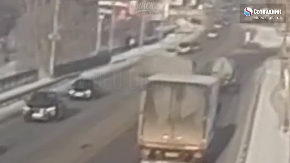 В сети появился момент ДТП на Коммунальном мосту в Бийске!