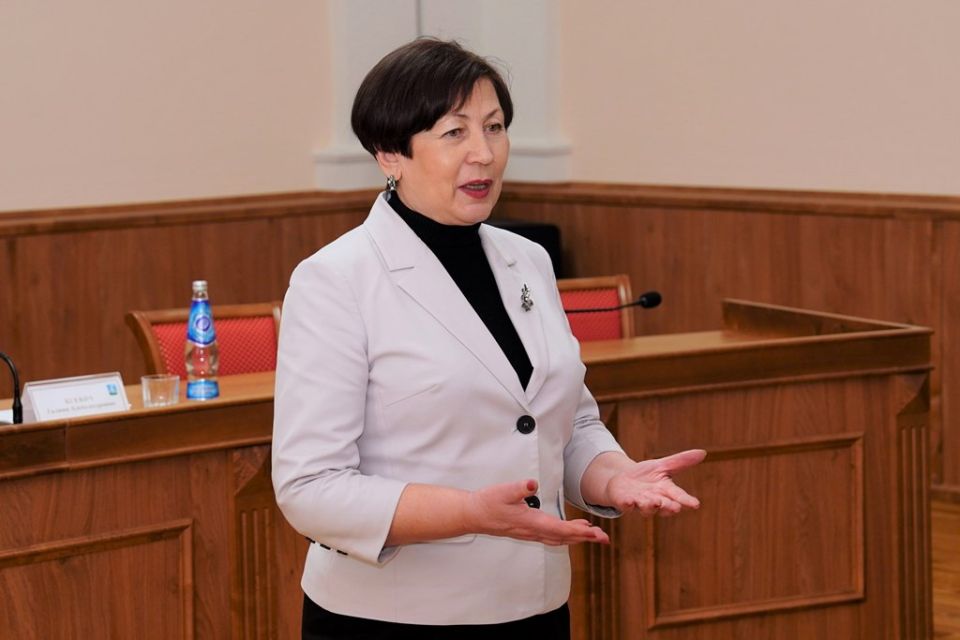 Спикер городской Думы провела парламентский урок для барнаульских старшеклассников