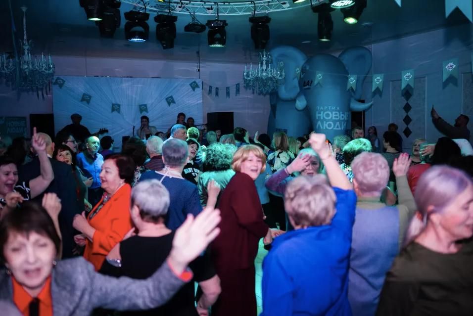 "Новые люди" устроили дискотеку для барнаульцев "серебряного" возраста