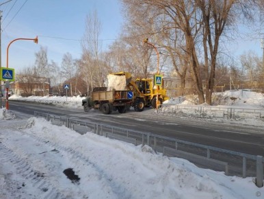 Городские службы проводят очистку улично-дорожной сети и общественных пространств от снега и наледи