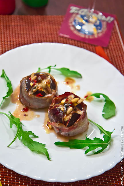 Запечённый инжир с беконом и голубым сыром: идеальная закуска для любого случая