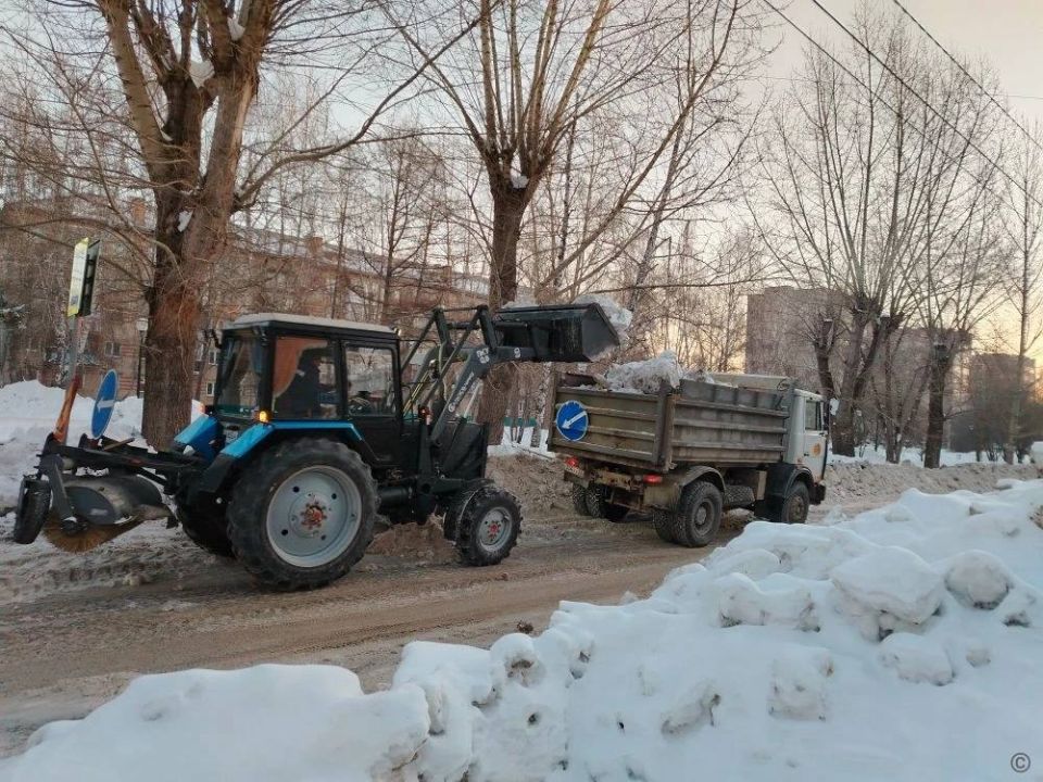 Дорожная служба проводит работы по зимнему санитарному содержанию улично-дорожной сети