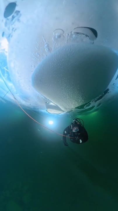 Спасатели Алтайского края при отработке навыков погружения в зимних условиях использовали подводный дрон