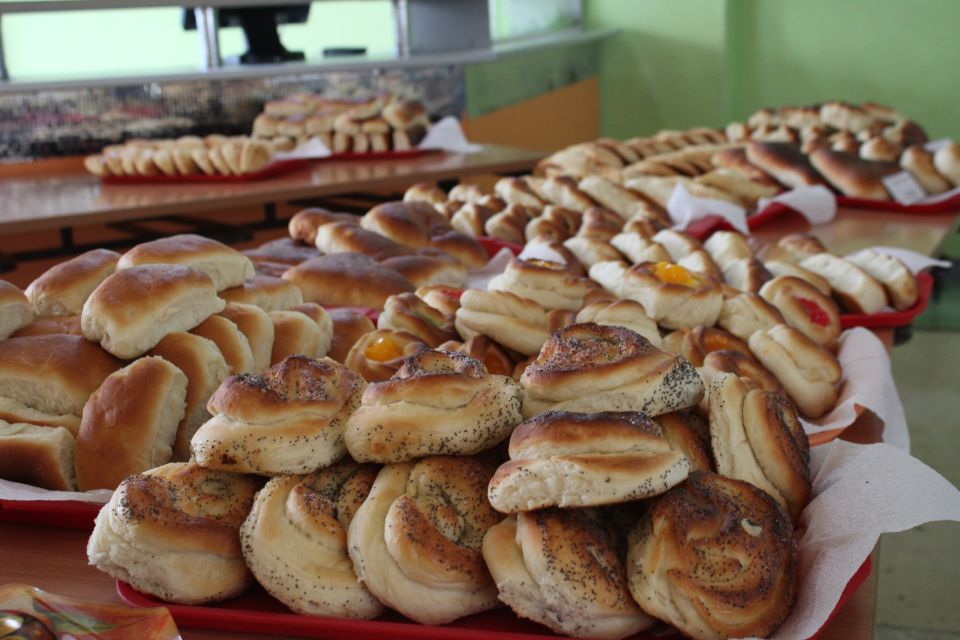 Комбинат школьного питания продолжает радовать учеников кондитерскими ярмарками