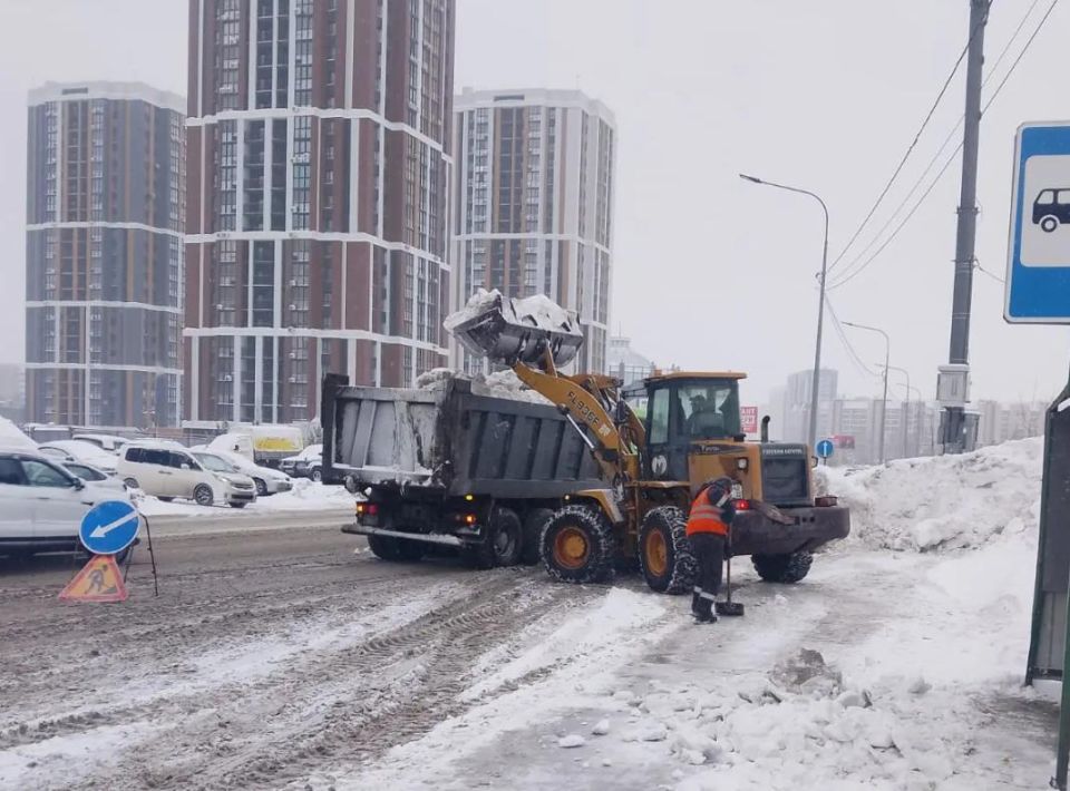 Барнаульские дорожники проводят полный цикл очистки и посыпки дорог и тротуаров