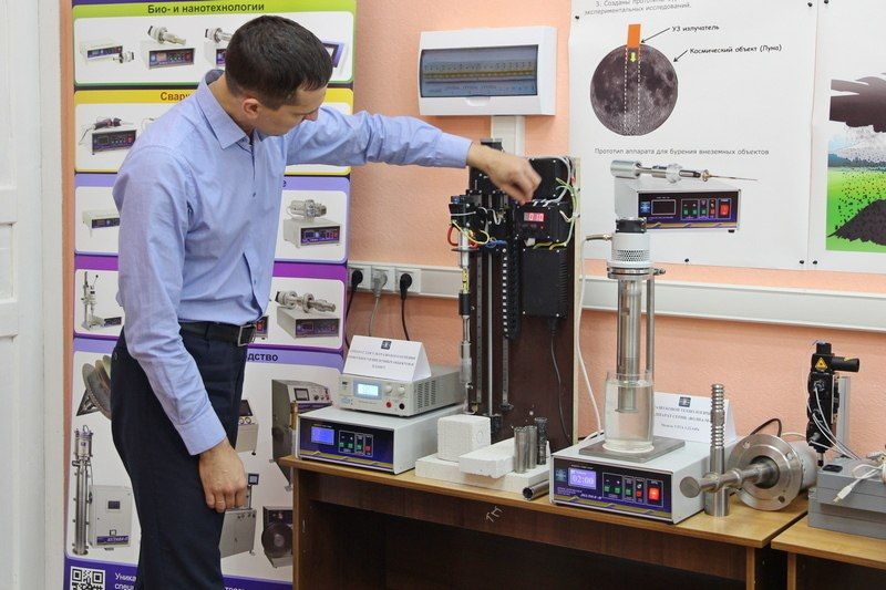 Губернатор Алтайского края Виктор Томенко и председатель краевого парламента Александр Романенко поздравили жителей региона с Днем российской науки, который отмечается в стране сегодня, 8 февраля