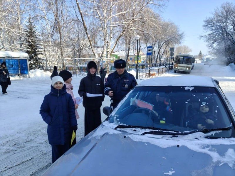 Сотрудники Белокурихинской Госавтоинспекции совместно со школьниками провели рейд «Безопасность юных пассажиров в приоритете»