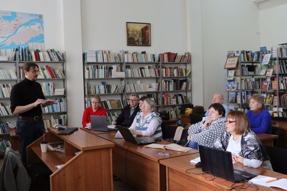 А вы знали, что в библиотеке Шукшина уже несколько лет работает клуб "КомпПросвет"?